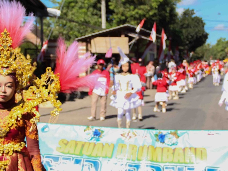 PARADE DRUMBAND GUSTI KARSA MEMPERINGATI HUT RI KE 80 DI KECAMATAN ASEMBAGUS